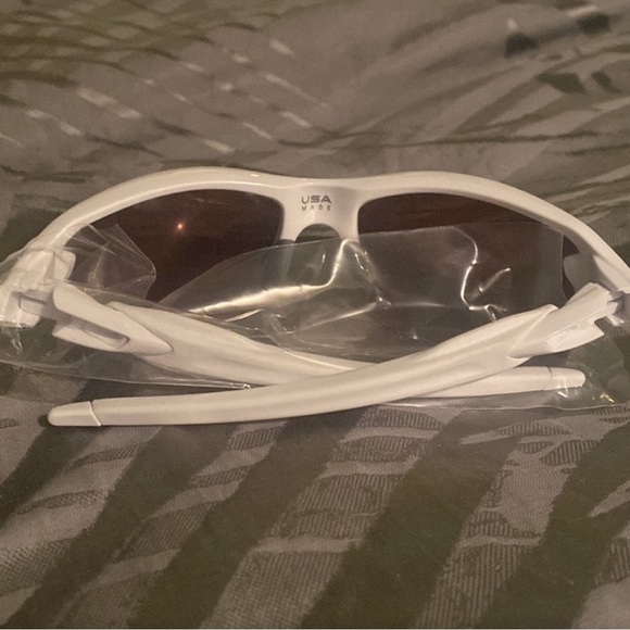 Brand New Oakley Sunglasses/Never worn🕶️ - Picture 3 of 5